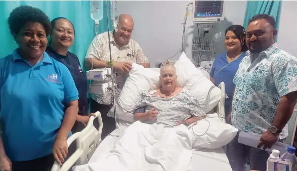  ?? ?? Carol Wallen in her hospital bed with relatives and health specialist­s at the Pacific Specialist Healthcare Hospital in Nadi after suffering a cardiopulm­onary arrest.