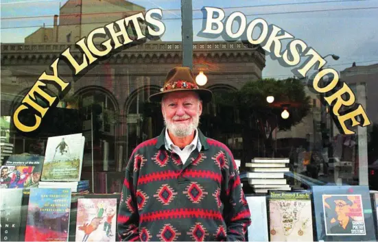  ??  ?? Ferlinghet­ti, en el escaparate de su librería de San Francisco