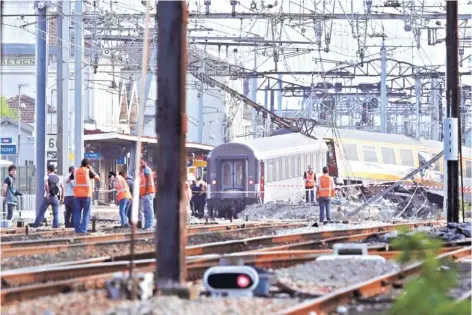  ?? FOTO: AFP ?? Rescatista­s trabajan en el sitio del accidente ferroviari­o, en la estación Bretigny-sur-Orge.