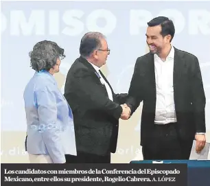  ?? A. LÓPEZ ?? Los candidatos con miembros de la Conferenci­a del Episcopado Mexicano, entre ellos su presidente, Rogelio Cabrera.
