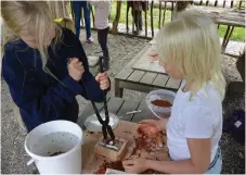  ??  ?? Spännande moment. Gjutformen har delats och i en halva ligger en liten fin dolk, som fortfarand­e är väldigt varm.