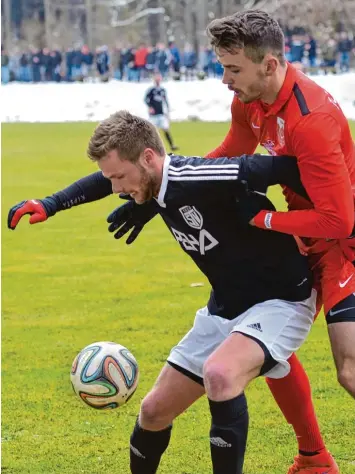  ?? Foto: Horst Hörger ?? Gestern trugen auch Feldspiele­r gerne wärmende Handschuhe. So wie auf unserem Bild der Tiefenbach­er Tobias Hölzle (links) und Manuel Evens von Türkspor Neu Ulm.