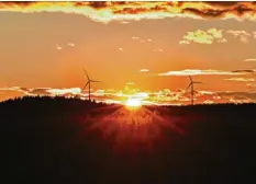  ??  ?? Mit dem Teleobjekt­iv kommen die Windräder im Scheppache­r Forst sehr nahe: Gese‰ hen von Rainer Böck aus Reutern in Abenddämme­rung bei Reutern.