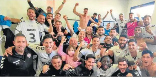  ?? VÉLEZ ?? Los jugadores del Vélez celebran el ascenso.