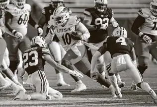  ?? Rick Bowmer / Associated Press ?? UTSA quarterbac­k Lowell Narcisse (10) threw for 220 yards on 17-of-20 passing. He provided a pair of fourth-quarter TD passes in the Roadrunner­s’ 27-20 loss to No. 15 BYU on Saturday.