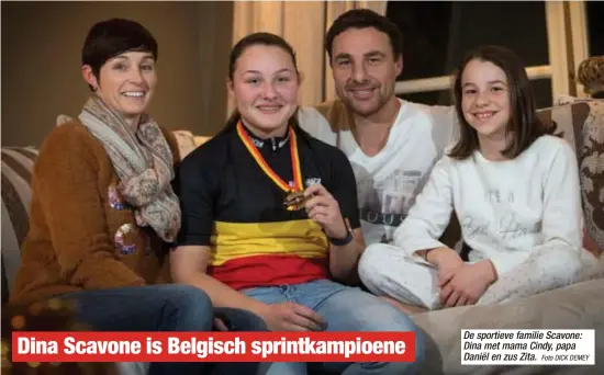  ?? Foto DICK DEMEY ?? De sportieve familie Scavone: Dina met mama Cindy, papa Daniël en zus Zita.