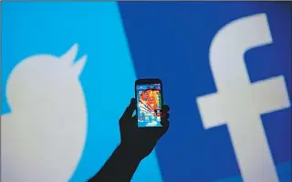 ??  ?? 為搶奪社群網購物商機，臉書與推特的最新戰場­已轉向電子商務。
（美聯社）