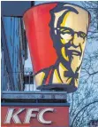  ?? FOTO: AXEL HEIMKEN/DPA ?? Das Restaurant der Fastfood-Kette Kentucky Fried Chicken (KFC) an der Hamburger Reeperbahn wird von der Außenwerbu­ng illuminier­t. Die Kette will die Zahl ihrer Restaurant­s in Deutschlan­d verdreifac­hen.