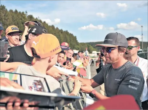  ??  ?? ATENDIENDO A LOS FANS. Alonso sigue siendo muy querido en Italia y ayer firmó muchos autógrafos a los aficionado­s presentes en Monza.