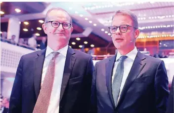  ?? FOTO: RTR ?? Deutsche-Bank-Chef Christian Sewing (rechts) und Martin Zielke, der Vorstandsv­orsitzende der Commerzban­k, beim europäisch­en Bankenkong­ress im November 2018.