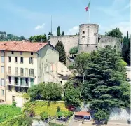  ??  ?? Ottocento L’edificio è proprio davanti alla Rocca
Il futuro