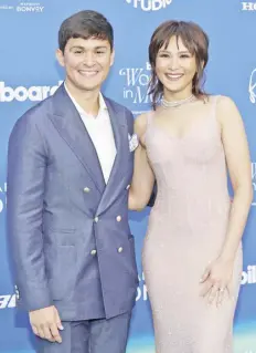 ?? ?? Sarah G is joined on the blue carpet by husband Matteo Guidicelli.