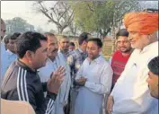  ?? HT PHOTO ?? Protesting farmers raising their issues before BJP MLA Shyam Singh Rana in a village of Radaur constituen­cy of Yamunanaga­r.