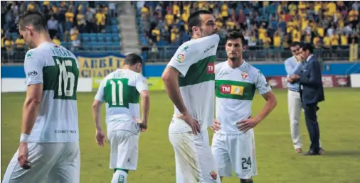  ??  ?? BATACAZO. El Elche perdió la categoría el pasado domingo tras caer ante el Cádiz.