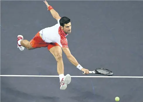  ??  ?? Novak Djokovic macht sich lang: Das Ziel ist die Nummer eins des Tennisrank­ings. Schanghai