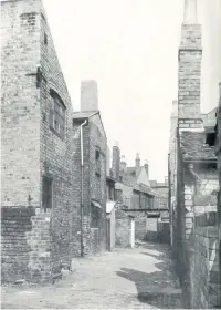  ??  ?? Factories and houses face each other in Walsall circa 1949