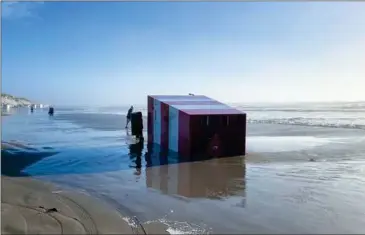  ?? FOTO: PER LANGE ?? I Blokhus Strand måtte livreddert­årnet give op.