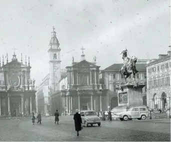  ??  ?? In archivio
Qui accanto, alcune immagini tratte dalla collezione di Millon in cui si possono vedere piazza San Carlo, il progetto di Filippo Juvarra per il Castello di Rivoli, Palazzo Carignano