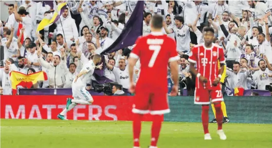  ??  ?? Avançado francês marcou os dois golos do Real Madrid no jogo com o Bayern Munique no Bernabéu e festejou efusivamen­te