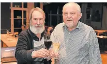  ?? ARCHIV-FOTO: JÜRGEN MOLL ?? Alfred Karnowka (l.) und Thomas Wintgen laden zu ihrer inzwischen dritten Weinprobe im Haus Eifgen – die Teilnehmer­plätze sind stets schnell vergriffen.