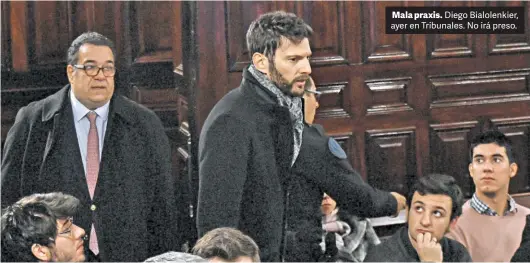  ??  ?? Mala praxis. Diego Bialolenki­er, ayer en Tribunales. No irá preso.