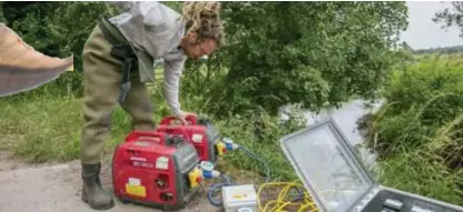  ?? FOTO JOREN DE WEERDT ?? Yves zet de generator voor het elektrisch vissen in gang.