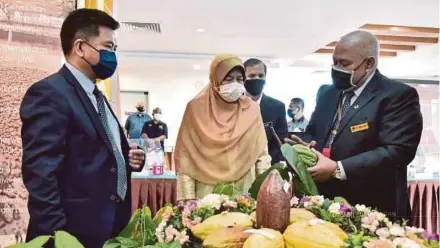  ?? (Foto BERNAMA) ?? Zuraida ketika mengadakan lawatan kerja ke Pusat Penyelidik­an Bioteknolo­gi Koko di Kota Kinabalu, semalam.