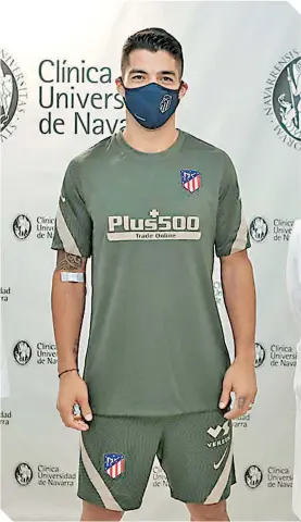  ?? / FOTO: EFE ?? El uruguayo, con su nueva playera.