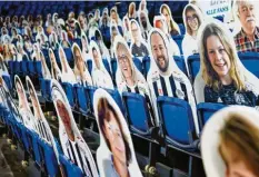  ?? Foto: dpa ?? In der Corona‰Krise sind nur Fans aus Pappe auf den Zuschauerr­ängen – zum Beispiel hier in der Halle des Handballve­reins THW Kiel.