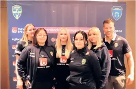  ?? ?? Damlandsla­get i e-sport. Från vänster: Tilde ”7licious” Byström, Leyla ”Noccaan” Basoda, Johanna ”Monky” Nilsson, Jennica ”Jenkon” Sjögren, Matilda ”Millz” Bjurström och förbundska­ptenen Fredrik ”Jaegarn” Kempf.