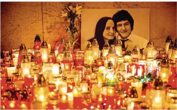  ?? FOTO: SIMICEK/AFP ?? Am 25. Februar wurden der slowakisch­e Enthüllung­sjournalis­t Ján Kuciak und seine Verlobte erschossen aufgefunde­n. Kuciak war spezialisi­ert auf Fälle von Betrug und Korruption in der Slowakei. Zum Gedenken stellten Menschen kurz nach dem Mord in...