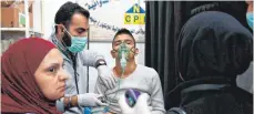  ?? FOTO: AFP ?? Bilder der staatliche­n Nachrichte­nagentur zeigen Menschen mit Atemproble­men in Krankenhäu­sern.