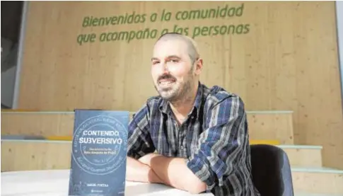  ?? RAÚL DOBLADO ?? Daniel Pinilla durante la presentaci­ón de su novela «Contenido subversivo» el pasado marzo