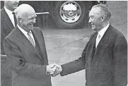  ?? FOTO: DPA ?? US-Präsident Dwight D. Eisenhower (l.) wird bei seinem Kurzbesuch 1959 von Adenauer in Bonn begrüßt.