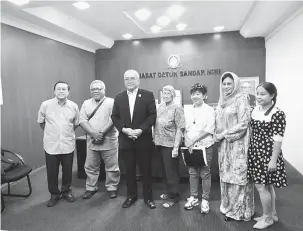  ??  ?? UNTUK PEMBANGUNA­N MIRI: Adam Yii (tiga kiri) bergambar bersama Roland Tan (kiri) dan jawatankua­sa SOSWE pada sesi kunjungan hormat di pejabatnya di Miri, semalam.