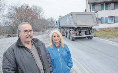  ?? FOTO: JULIA FREYDA ?? Karl-Eugen und Claudia Oehler wohnen an der Einfahrt zum Kieswerk Weimar. Zwar verhalten sich die Fahrer der Firma meistens vorbildlic­h, manch andere haben es aber eiliger.