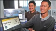  ??  ?? HANUNG HAMBARA/JAWA POS CEK POSISI ANGKOT: Joko Langhuono (kanan) dan Rudy Wibisono, dua anggota tim Jomat, memamerkan aplikasi Angkot-O.