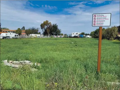  ?? DENNIS L. TAYLOR — MONTEREY HERALD ?? These lots just off East Market Street in east Salinas will be home to roughly 80 new apartments featuring many affordable units.