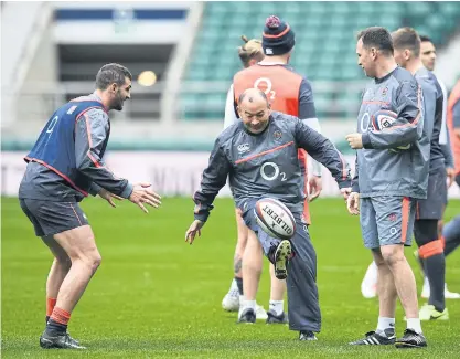  ??  ?? England head coach Eddie Jones, centre, attends a training session at Twickenham yesterday.