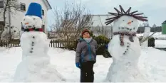  ??  ?? Diesen Schneemann mit seiner Schneefrau hat Maximilian, 4, gemeinsam mit seiner Tante Julia gebaut. Beide stehen in einem Garten bei Erkheim und hoffen, dass es noch lange kalt bleibt.