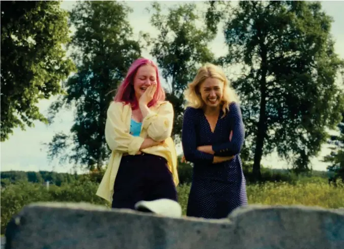  ?? NORSK FILMDISTRI­BUSJON ?? Søstrene Mariam (Mina Dale) og Katrine (Vilde Moberg) må ta innover seg at mye gikk galt da faren deres ble begravet.