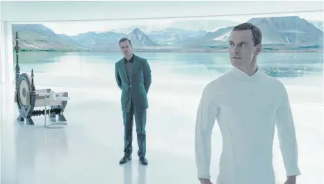  ?? FOTO: 20TH CENTURY FOX/DPA ?? Mensch und Maschine: Michael Fassbender (rechts im Bild) spielt den Androiden Walter und will wissen, wer seinen Schöpfer Peter Weyland (Guy Pearce) eigentlich ins Leben gerufen hat.