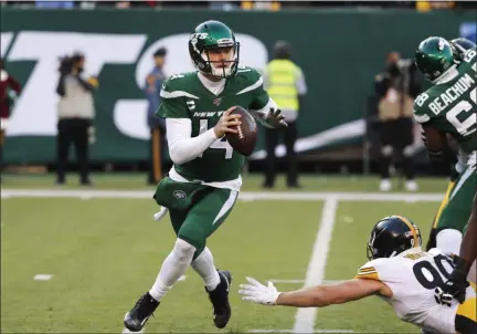  ?? SETH WENIG — THE ASSOCIATED PRESS ?? Jets quarterbac­k Sam Darnold looks to pass in the second half of the team’s 16-13 win over the Steelers in East Rutherford, N.J., last Sunday.