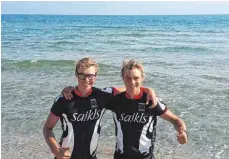  ?? FOTO: PR ?? Am Schwarzen Meer angekommen: Luca Dilger aus Tettnang und Adrian Schmidt aus Gerbertsha­us, von rechts.