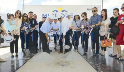  ??  ?? Leading the groundbrea­king of Microtel by Wyndham in Pampanga are Jose Mari del Rosario and Levy Laus, with members of the Laus family led by Tess Laus.