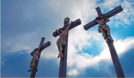  ?? FOTO: NORBERT NEETZ ?? In der Karwoche gedenken die Christen mit festlichen Gottesdien­sten des Leidens und Sterbens Jesu am Kreuz. Unser Bild zeigt eine Kreuzigung­sgruppe auf dem Kreuzberg in der Rhön in Bayern. Vom Franziskan­er-Kloster Kreuzberg unterhalb des Gipfelplat­eaus...