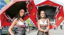  ??  ?? Blickfang: Die Grid Girls sind beliebtes Fotomotiv