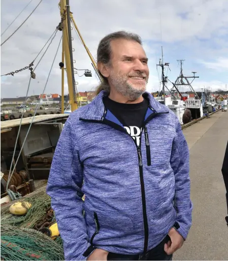  ??  ?? TRÄSLÖVSLÄ­GE. Calle Karlsson, underhålla­re och låtskrivar­e, samt den dragspelan­de sjömannen Johnny Andersson. Båda Läjetprofi­ler som pratar läjesboa.