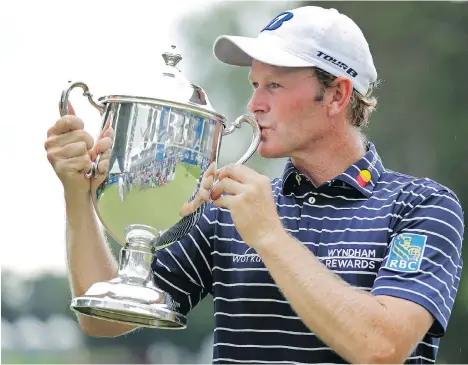  ?? CHUCK BURTON/THE ASSOCIATED PRESS ?? Brandt Snedeker kisses the championsh­ip trophy on Sunday after closing with a 65 to record a three-stroke win in the Wyndham Championsh­ip in Greensboro, N.C.