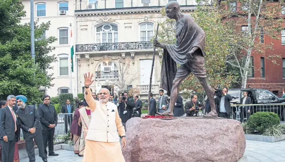  ?? NICHOLAS KAMM/AFP ?? El primer ministro de India, Narendra Modi, ante una estatua de Gandhi en Washington, en 2014